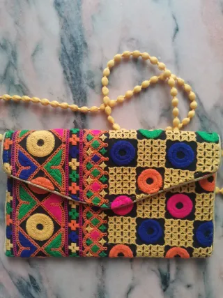 Bolso de mano bordado hecho a mano