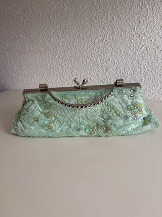 Bolso de mano verde con pedrería