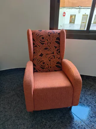 Butaca naranja con estampado