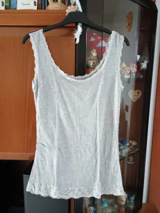 Canottiera grigia con pizzo