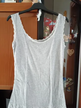 Canottiera grigia con pizzo