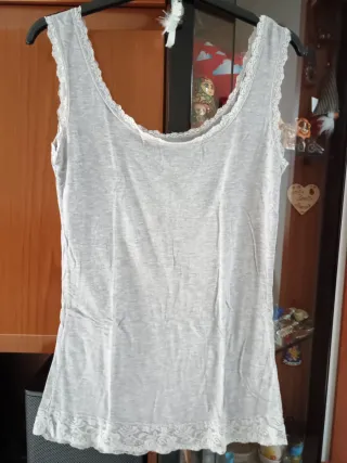 Canottiera grigia con pizzo