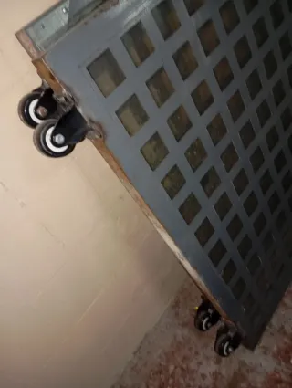 Doble puerta hierro y cristal con ruedas.