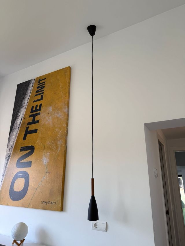 Lámpara colgante negra y madera