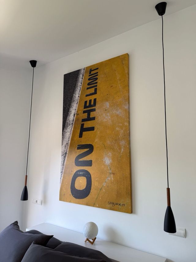 Lámpara colgante negra y madera