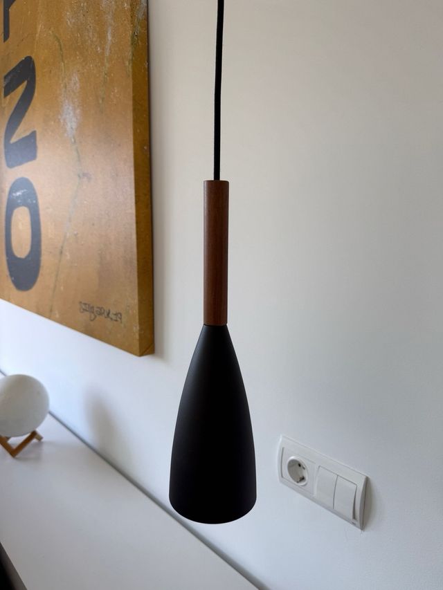 Lámpara colgante negra y madera
