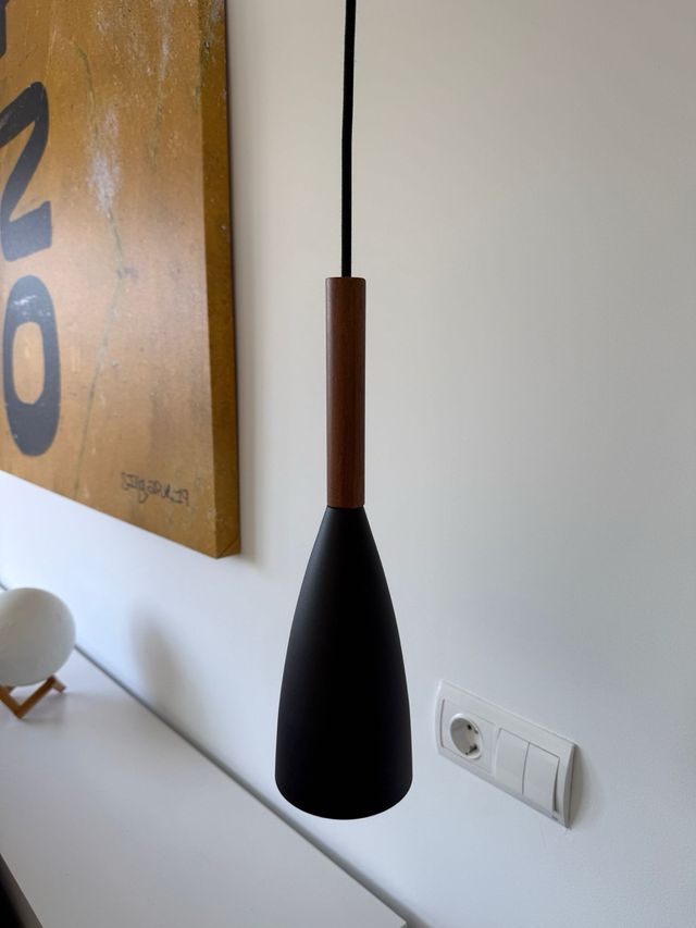 Lámpara colgante negra y madera