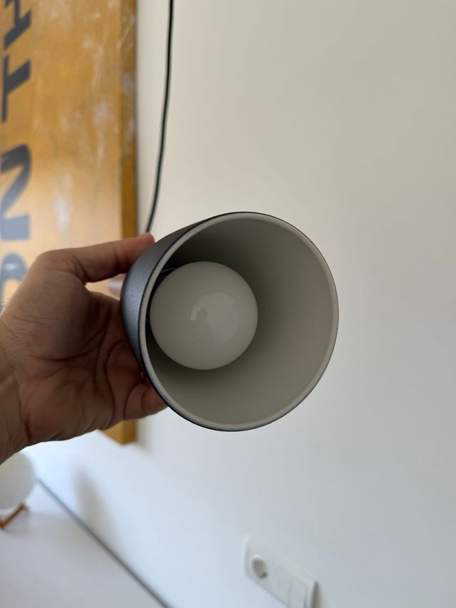 Lámpara colgante negra y madera