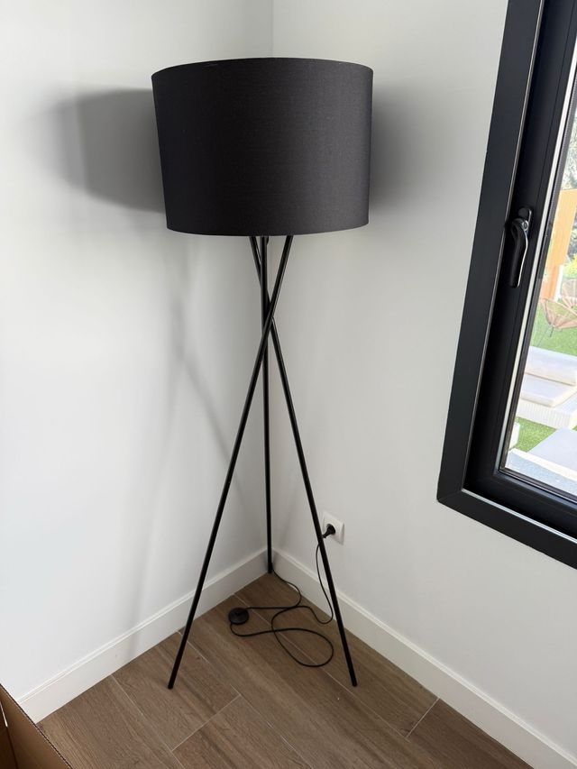 Lámpara de pie negra de tela y metal