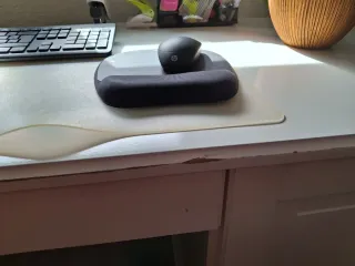 Mesa de escritorio blanca de madera