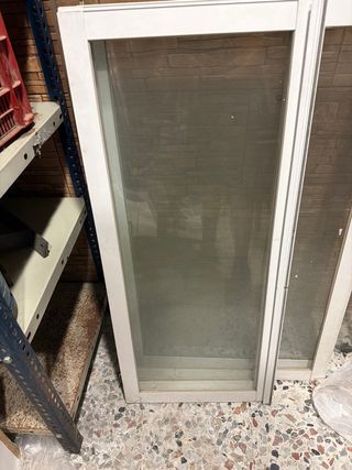 Ventanas de cristal con marco blanco