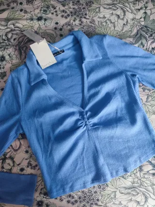 Top Bershka azul manga larga