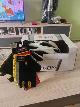Casco y guantes de ciclismo Massi