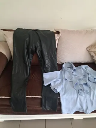 Pantalones negros y blusa azul