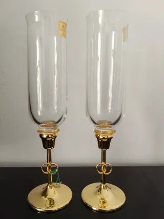 Copas de boda doradas y transparentes