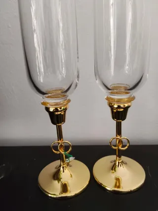 Copas de boda doradas y transparentes