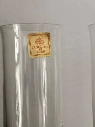 Copas de boda doradas y transparentes