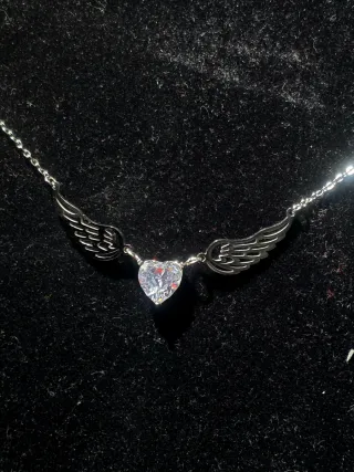 Collana cuore con ali aperte