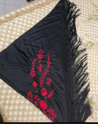 Stola Spagnola Ricamata a Mano Nera Rossa