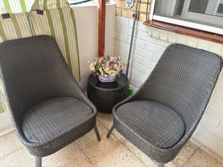 2 poltrone e tavolo da giardino grigi