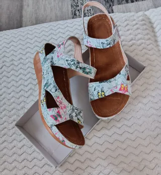 Sandalias cómodas T36/37 estampado floral