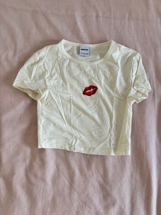 Camiseta crop top Bershka con estampado de labios