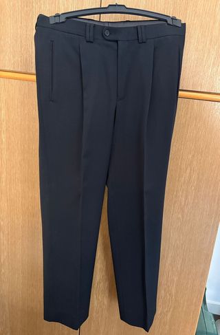 Traje elegante azul marino para hombre