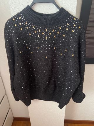 Jersey negro con pedrería dorada