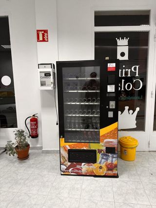 Máquina expendedora de snacks y bebidas