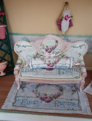 Divano miniatura per casa delle bambole