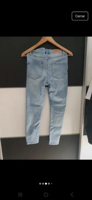 Pantalones vaqueros azules desgastados