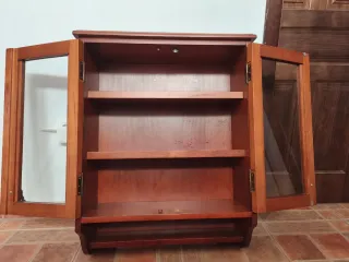 Armario de madera con puertas de cristal