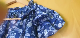 Blusa Mango floral azul 
De regalo con otra compra