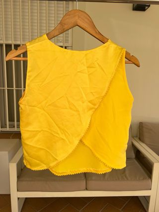 Blusa amarilla sin mangas