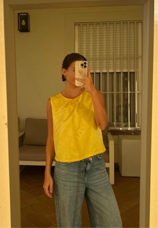 Blusa amarilla sin mangas