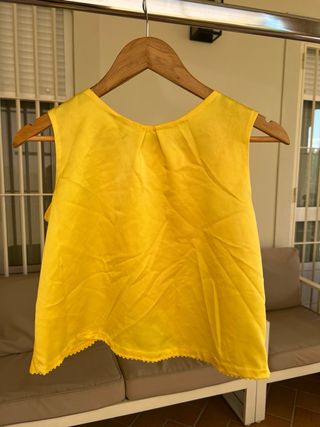 Blusa amarilla sin mangas
