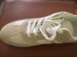 Zapatillas estilo adidas Beige y Blancas Casi Nuev