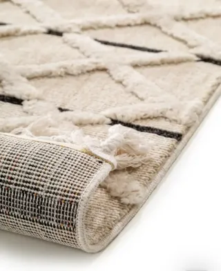 Alfombras beige y negra de tela