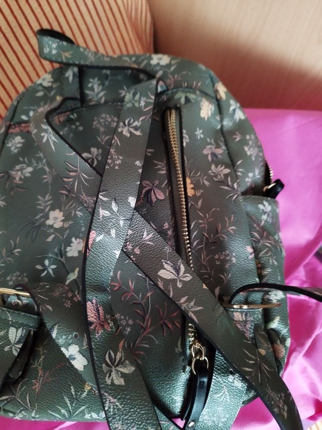 Mochila verde con estampado floral