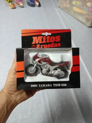 Maqueta Moto Yamaha TDM 850 2001