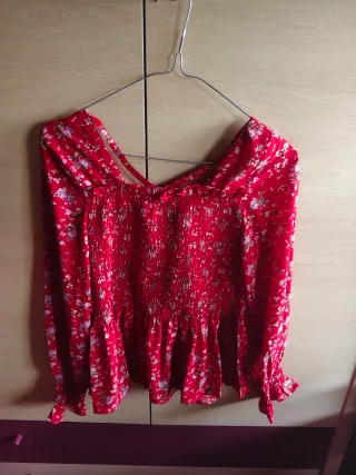 Blusa roja flores