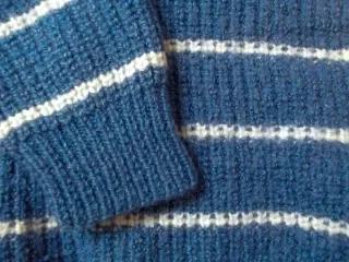 Jersey azul con rayas blancas hecho a mano
