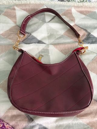 Bolso burdeos con detalles dorados