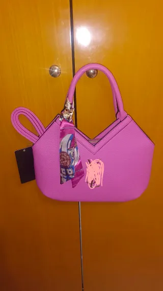 Bolso rosa bandolera con pañuelo
