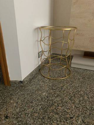 Mesa auxiliar dorada con tapa de cristal