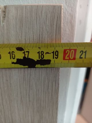 Estante de madera color beige y marrón