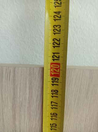 Estante de madera color beige y marrón