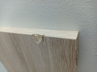 Estante de madera color beige y marrón