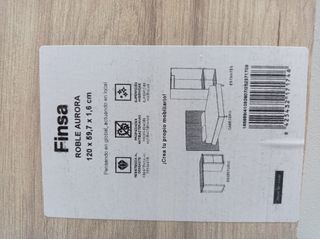 Estante de madera color beige y marrón