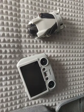 Dron DJI Mini 3 con mando pantalla